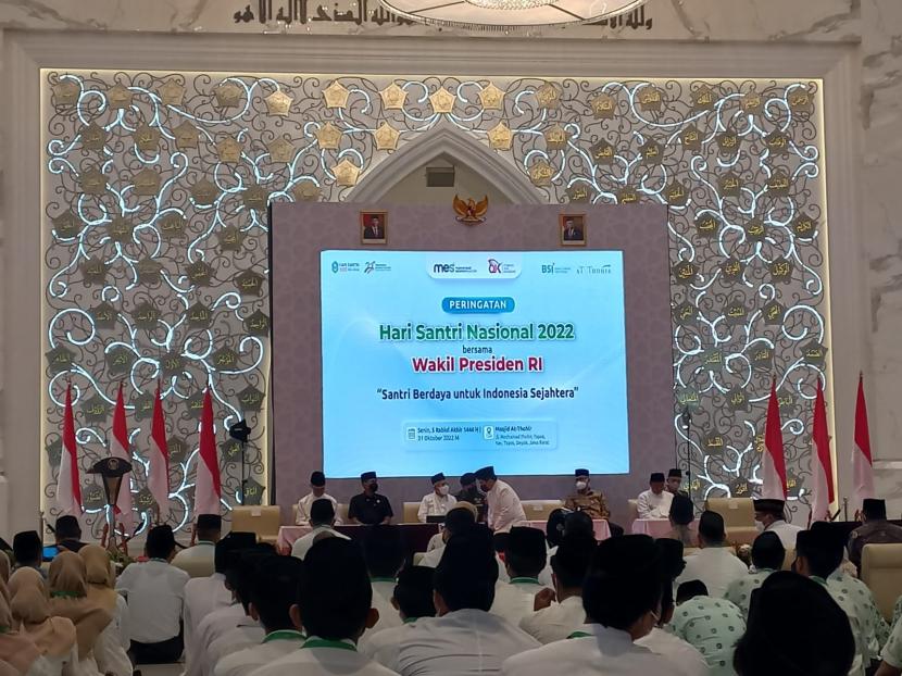 Menteri BUMN Erick Thohir sebagai Ketua Umum Masyarakat Ekonomi Syariah di acara Hari Santri Nasional 2022 bersama Wakil Presiden Maruf Amin di Masjid At Thohir, Depok, Senin (31/10). 