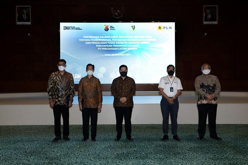 Menteri BUMN Erick Thohir (tengah) berfoto bersama Dirut PT PLN (Persero) yang baru dan lama usai menghadiri Rapat Umum Pemegang Saham (RUPS) di kantor pusat PLN, Jakarta, Senin (6/12/2021).