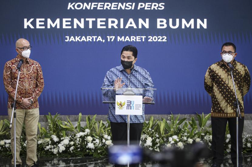 Menteri BUMN Erick Thohir (tengah) didampingi Direktur Utama Danareksa Arisudono Soerono (kiri) dan Direktur Utama Perusahaan Pengelola Aset (PPA) Yadi Jaya Ruchandi (kanan) menyampaikan konferensi pers pembubaran tiga BUMN di Kementerian BUMN, Jakarta, Kamis (17/3/2022). 