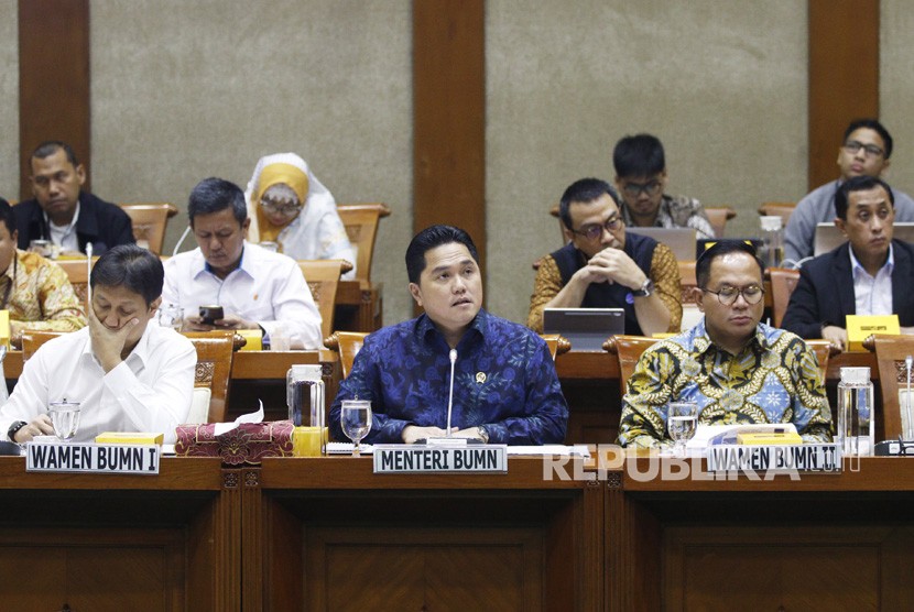 Menteri BUMN Erick Thohir (tengah) didampingi Wakil Menteri I Budi Gunadi Sadikin (kiri) dan Wakil Menteri II Kartika Wirjoatmodjo (kanan) mengikuti rapat kerja dengan Komisi VI DPR di Kompleks Parlemen, Senayan, Jakarta, Kamis (20/2/2020).