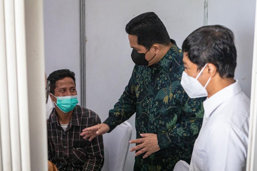 Menteri BUMN Erick Thohir (tengah) didampingi Wakil Menteri Kesehatan Dante Saksono Harbuwono (kanan) berbincang dengan relawan uji klinis vaksin saat peninjauan Uji Klinis Fase 3 Vaksin COVID-19 BUMN di Semarang, Jawa Tengah, Kamis (9/6/2022).