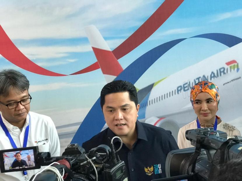 Menteri BUMN Erick Thohir (tengah), Direktur Utama Pelita Air Dendy Kurniawan (kiri), dan Direktur Utama Pertamina Nicke Widyawati (kanan) menjelaskan peluang operasional Pelita Air setelah resmi membuka penerbangan reguler perdana Jakarta-Danpasar-Jakarta pada hari ini (28/4/2022) di Bandara Soekarno-Hata. 