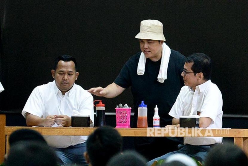 Menteri BUMN Erick Thohir (tengah) Menparekraf Wishnutama (kanan), dan Bedu (tengah) terlibat dialog saat tampil dalam drama bertajuk Prestasi Tanpa Korupsi di SMKN 57 Jakarta, Jakarta Selatan, Senin (9/12). 