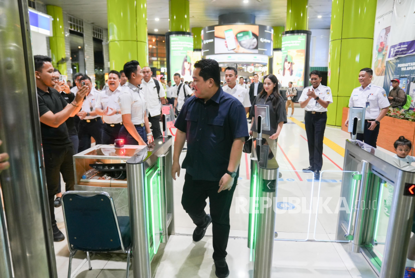 Menteri BUMN Erick Thohir (tengah), Menteri Perhubungan Dudy Purwagandhi (kiri), dan Utusan Khusus Presiden untuk Pembinaan Generasi Muda dan Pekerja Seni, Raffi Ahmad (kanan) menjajal layanan kereta langsung tanpa transit dari Stasiun Gambir, Jakarta menuju Stasiun Semarang Tawang, pada Senin (9/12/2024) malam.   