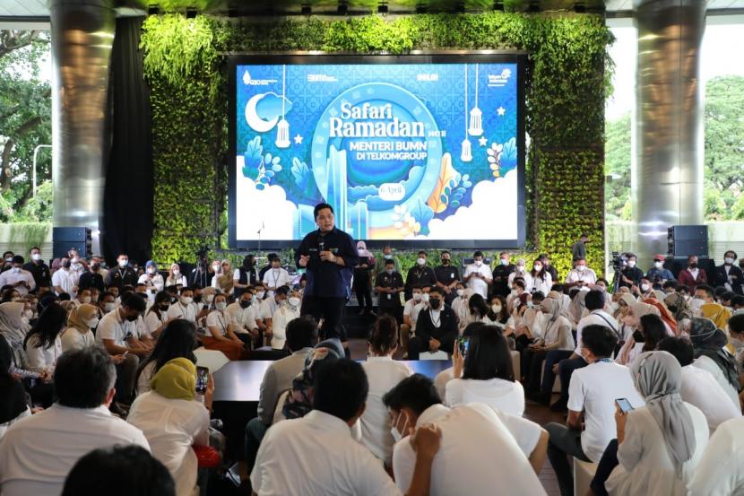 Menteri BUMN Erick Thohir (tengah) menyampaikan motivasi dan harapannya untuk talenta masa depan Indonesia di hadapan lebih dari 1.000 karyawan milenial TelkomGroup. (ilustrasi)