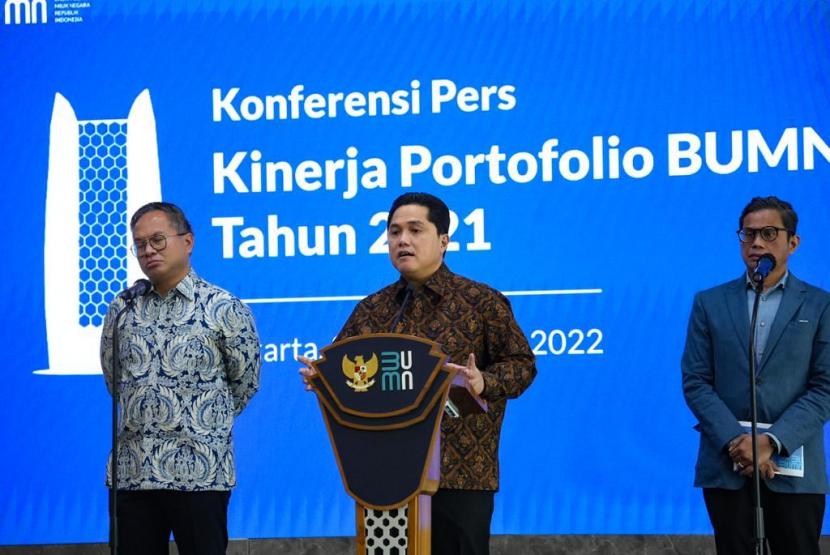 Menteri BUMN Erick Thohir (tengah), Wakil Menteri BUMN Pahala Nugraha Mansury (kanan), dan Wakil Menteri BUMN Kartika Wirjoatmodjo (kiri) dalam konferensi pers kinerja portofolio BUMN 2021 di kantor Kementerian BUMN, Jakarta, Rabu (28/9).