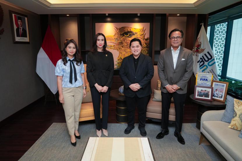 Menteri BUMN Erick Thohir usai menggelar pertemuan dengan Menteri Pariwisata Widiyanti Putri Wardhana di kantor Kementerian BUMN, Jakarta, Kamis (31/10/2024).