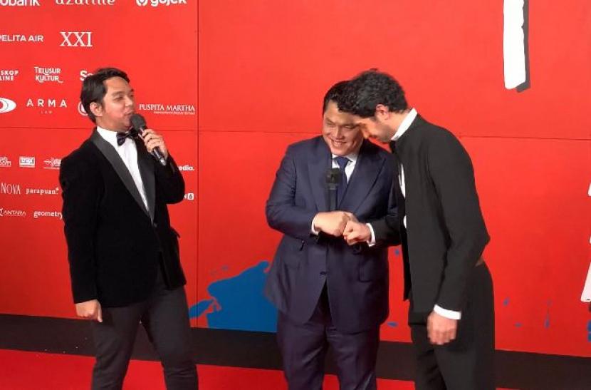 Menteri BUMN Erick Thohir, Widyawati, hingga Pakde Indro, tiba di Red Carpet Festival Film Indonesia (FFI) 2022, yang digelar di Plenary Hall JCC Senayan, Jakarta, Selasa (22/11/2022). 