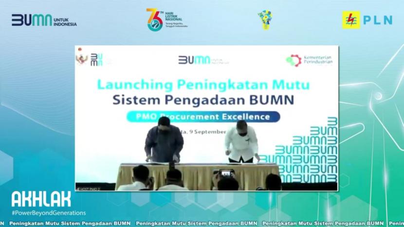 Menteri BUMN (kiri) dan Menteri Perindustrian Agus Gumiwang Kartasasmita (kanan) menandatangani nota kesepahaman antara Kementerian BUMN dan Kementerian Perindustrian tentang kerja sama peningkatan penggunaan produk dalam negeri di BUMN dan UMK mitra binaan BUMN di Jakarta, Kamis (9/9).