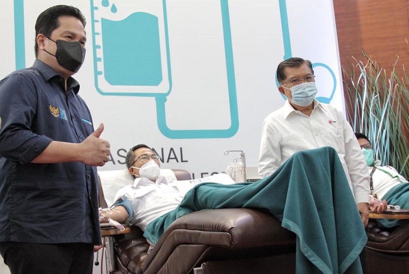 Menteri BUMN RI Erick Thohir, Direktur Layanan & Jaringan BNI Ronny Venir, dan Ketua Umum Palang Merah Indonesia (PMI) Jusuf Kalla (kiri ke kanan) pada penyelenggaraan Program Plasma BUMN di Jakarta, Senin (8 Februari 2021). Sebagai bagian dari BUMN, pegawai BNI survivor covid di seluruh Indonesia juga berkomitmen untuk menjadi pendonor plasma konvalesen dalam program Plasma BUMN Untuk Indonesia.