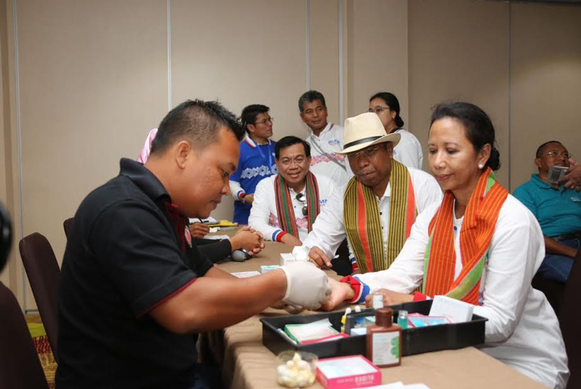 Menteri BUMN Rini M. Soemarno mendonorkan darahnya pada kegiatan HUT sejumlah BUMN di Mandalika.