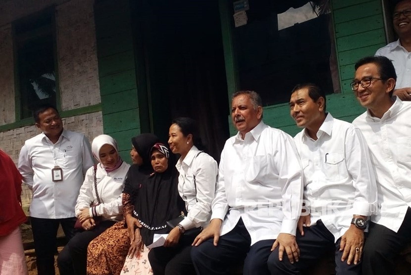 Menteri BUMN Rini M Soemarno mengunjungi warga Kampung Cisaninten Cikaret Desa Cikupa Kecamatan Karangnunggal, Cicih pada Kamis (12/7). Cicih menjadi penerima program jaringan listrik gratis hasil kerjasama PLN dan Pertamina. 