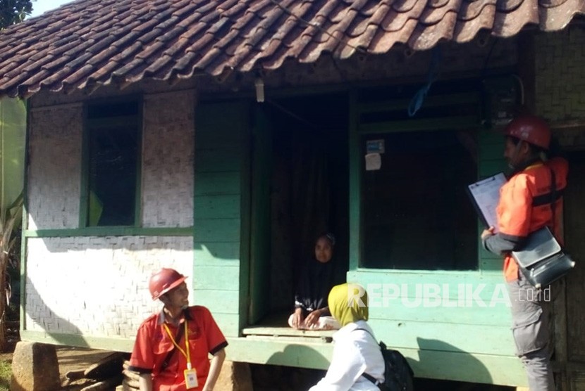 Menteri BUMN Rini M Soemarno mengunjungi warga Kampung Cisaninten Cikaret Desa Cikupa Kecamatan Karangnunggal, Cicih pada Kamis (12/7). Cicih menjadi penerima program jaringan listrik gratis hasil kerjasama PLN dan Pertamina. 