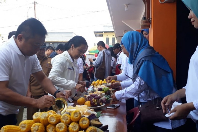 Menteri BUMN Rini M Soemarno meninjau BUMN Shop yang dikelola BUMDes Motekar di Desa/Kecamatan Cisaat, Kabupaten Sukabumi, Selasa (23/7).