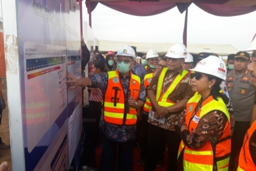 Menteri BUMN Rini M Soemarno meninjau perkembangan pelaksanaan proyek  pembangunan Bandara Jenderal Soedirman Purbalingga, Rabu (2/10). Dalam  peninjauan tersebut, Rini mendapat penjelasan dari Dirut PT Angkasa Pura  Muhammad Awaluddin mengenai progres pekerjaan proyek.