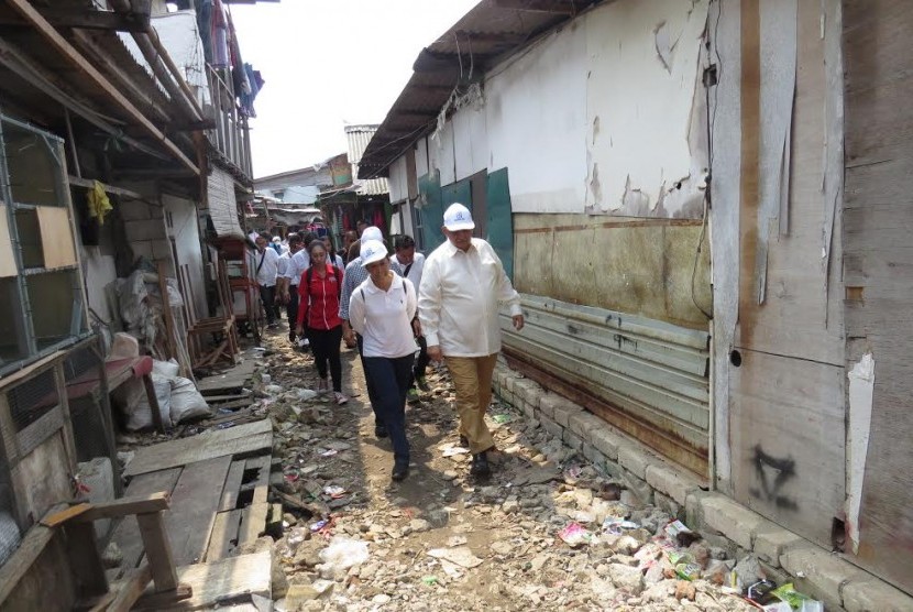 Menteri BUMN Rini Soemarno bersama dengan Direktur Utama PT Perusahaan Listrik Negara (PLN) Sofyan Basir melakukan survei ke beberapa lokasi kumuh di Jakarta Utara, Ahad (11/6). 