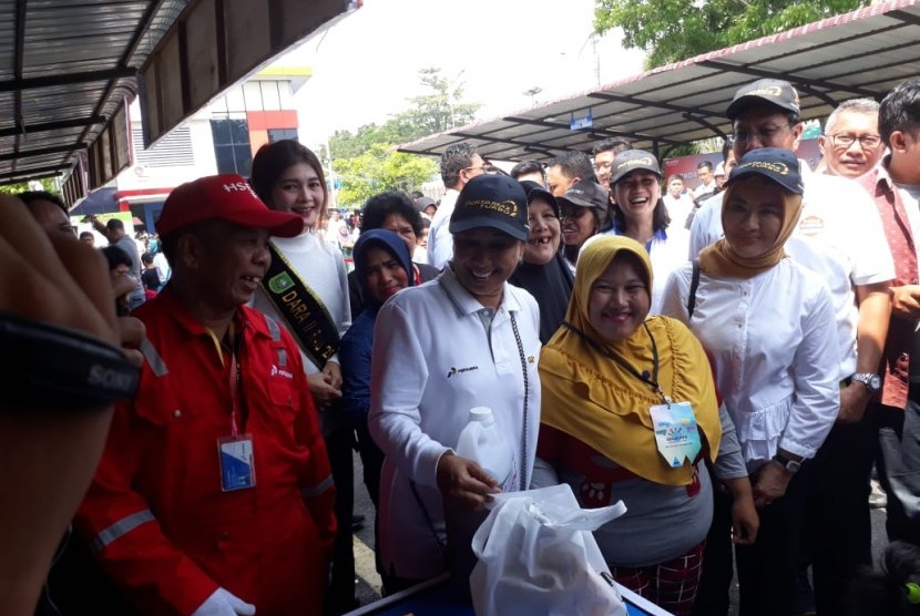 Menteri BUMN Rini Soemarno bersana Dirut PT Pertamina Nicke Widyawati, bertemu ibu-ibu saat mengunjungi salah satu stand bazar rakyat dan pembagian solar non subsidi kepada masyarakat, Terminal BBM Siak, Pelabuhan Sungai Dukuh, Pekanbaru, Selasa (19/3).