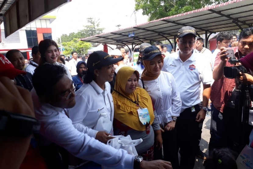 Menteri BUMN Rini Soemarno bersana Dirut PT Pertamina Nicke Widyawati, bertemu ibu-ibu saat mengunjungi salah satu stand bazar rakyat dan pembagian solar non subsidi kepada masyarakat, Terminal BBM Siak, Pelabuhan Sungai Dukuh, Pekanbaru, Selasa (19/3).