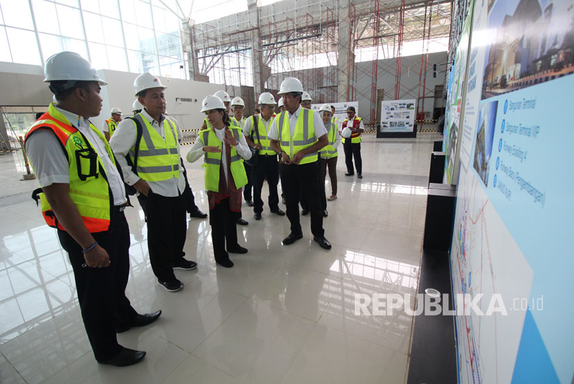 SOE Minister Rini Soemarno and President Director AP II Muhammad Awaluddin during a visit to Supadio International Airport discussed the airport development plan.