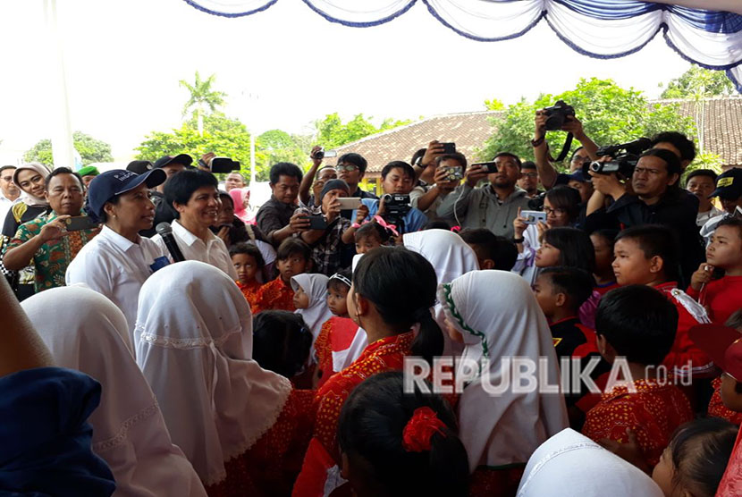 Menteri BUMN Rini Soemarno, didampingi Dirut PT Pupuk Indonesia Aas Asikin Idat, saat mengunjungi BUMDes PT Mitra Desa Bersama Tempuran, di Kecamatan Rawamerta, Karawang, Kamis (19/4). 