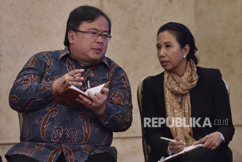 Menteri BUMN Rini Soemarno (kanan) berbincang dengan Menteri PPN / Kepala Bappenas Bambang Brodjonegoro (kiri) sebelum mengikuti Sidang Kabinet Paripurna di Istana Negara, Jakarta, Senin (5/3).