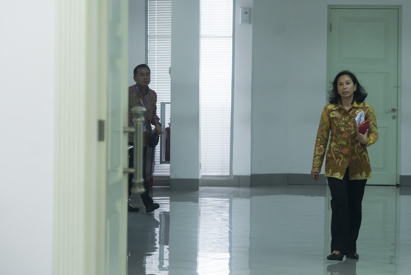 Menteri BUMN Rini Soemarno (kanan) bergegas menuju ruang rapat kabinet terbatas di Kantor Kepresidenan, Jakarta, Senin (29/2).