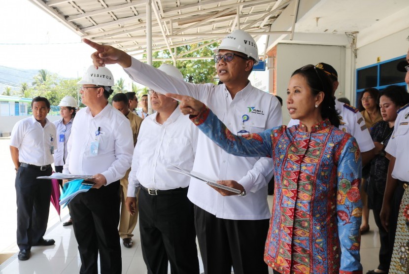 Menteri BUMN Rini Soemarno (kanan) didampingi Direktur Fasilitas dan Peralatan PT Pelindo IV Susantono (kedua kanan) meninjau areal penampungan peti kemas di Pelabuhan Yos Sudarso, Ambon, Maluku, Selasa (23/2).