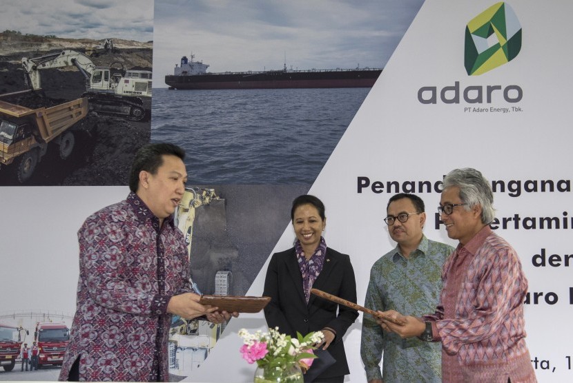 Menteri BUMN Rini Soemarno (kedua kiri) bersama Menteri ESDM Sudirman Said (kedua kanan) menyaksikan Dirut PT Pertamina Dwi Soetjipto (kanan) dan Presiden Direktur PT Adaro Energy Tbk Garibaldi Thohir (kiri) menandatangani perjanjian kerja sama strategis d