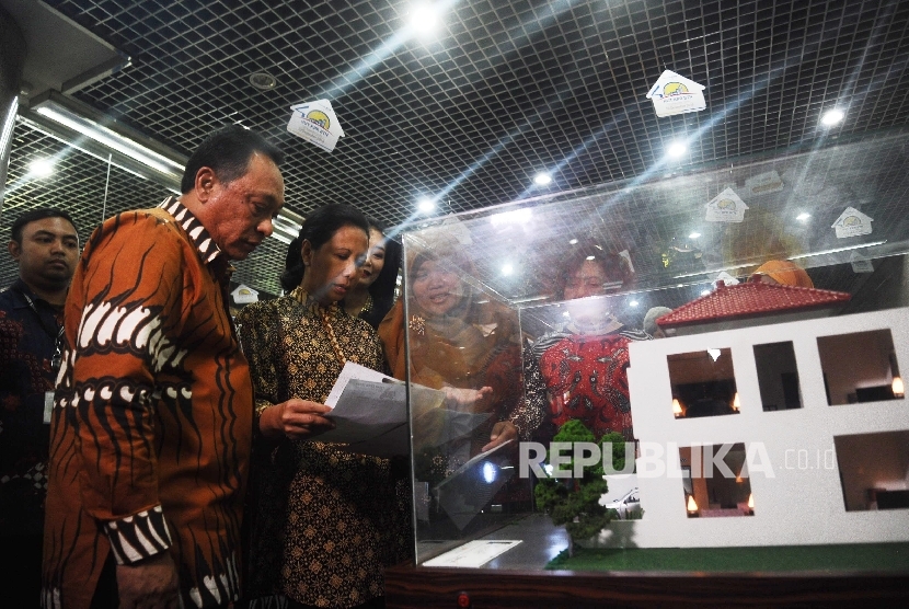 Menteri BUMN Rini Soemarno (kedua kiri), Dirut Bank BTN Maryono (kiri) melihat pameran perumahan saat perayaan HUT Kredit Kepemilikan Rumah (KPR) ke 40 tahun di Jakarta, Selasa (13\12).