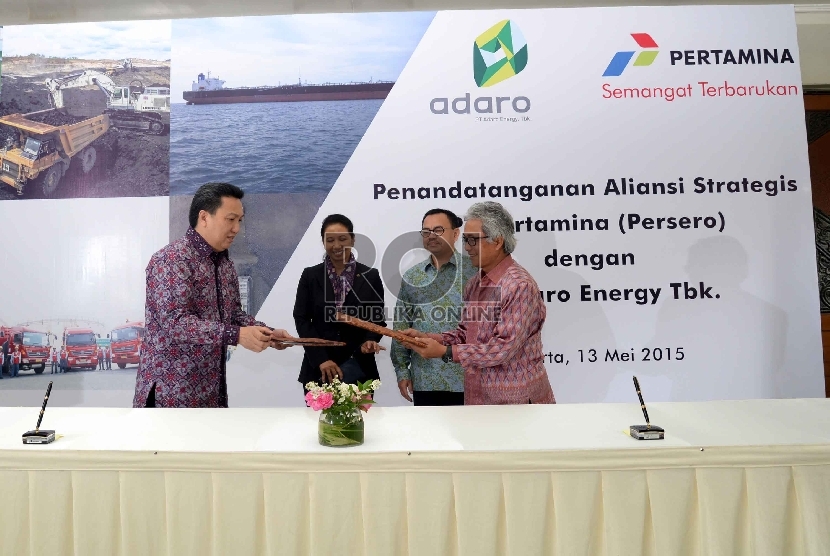  Menteri BUMN Rini Soemarno (kedua kiri), Menteri ESDM Sudirman Said (kedua kanan), Dirut PT Pertamina Dwi Soetjipto (kanan) dan Presiden Direktur PT Adaro Energy Tbk Garibaldi Thohir (kiri) melakukan penandatanganan perjanjian kerja sama strategis di Keme