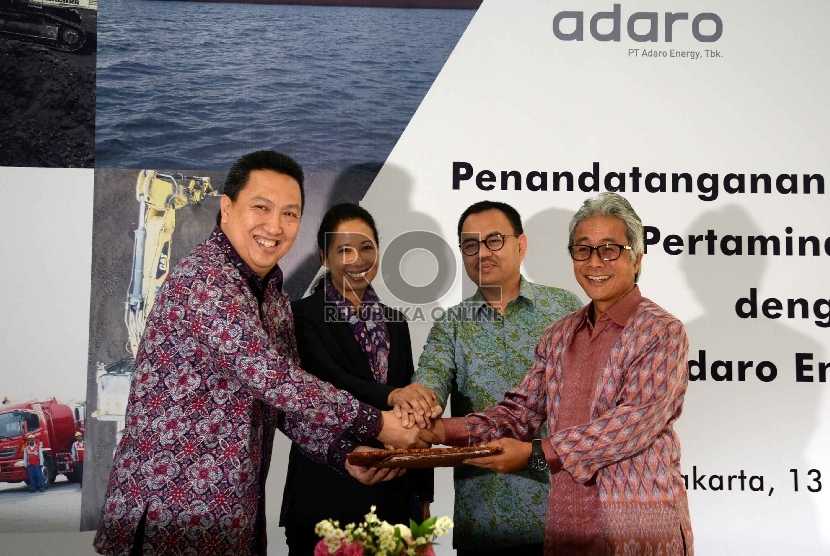  Menteri BUMN Rini Soemarno (kedua kiri), Menteri ESDM Sudirman Said (kedua kanan), Dirut PT Pertamina Dwi Soetjipto (kanan) dan Presdir PT Adaro Energy Tbk Garibaldi Thohir (kiri) usai penandatanganan perjanjian kerja sama di Jakarta, Rabu (13/5). (Republ