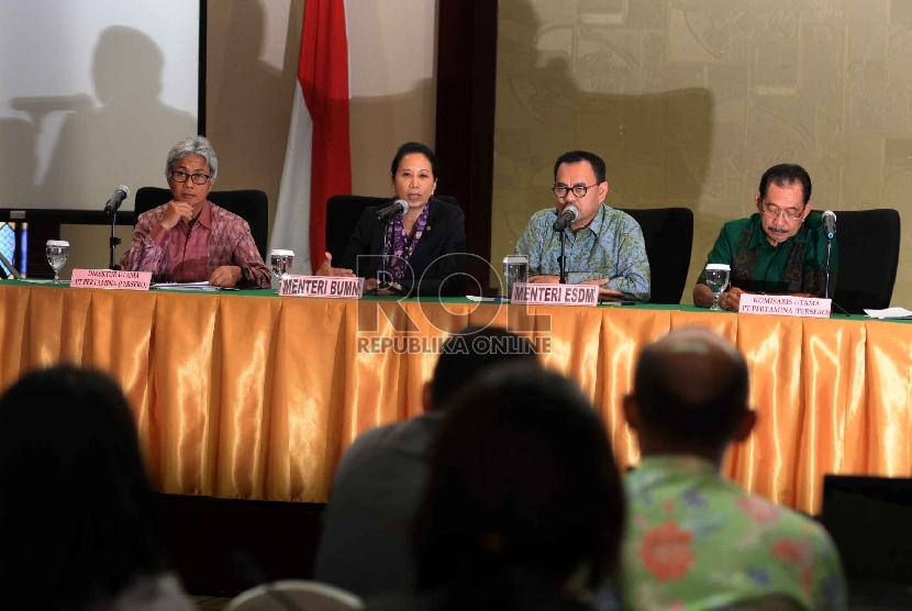 Menteri BUMN Rini Soemarno (kedua kiri), Menteri ESDM Sudirman Said (kedua kanan), Dirut PT Pertamina Dwi Soetjipto (kiri) dan Komisaris Utama PT Pertamina Tanri Abeng (kanan) memberikan keterangan kepada wartawan terkait proses penghentian kegiatan Petral