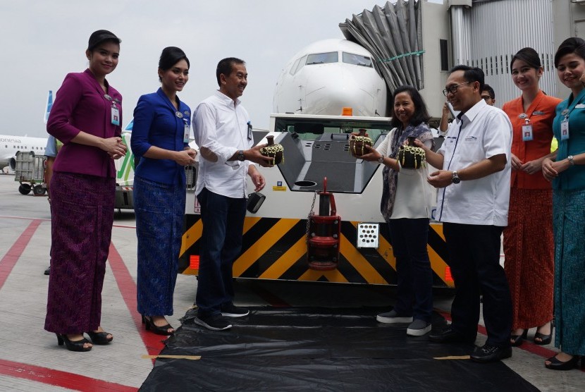 Menteri BUMN Rini Soemarno (keempat kanan), Direktur Utama Garuda Indonesia M Arif Wibowo (ketiga kanan), dan Direktur Utama PT Angkasa Pura II Muhammad Awaluddin (ketiga kiri) meresmikan penerbangan perdana maskapai Garuda Indonesia di Terminal 3 Ultimate