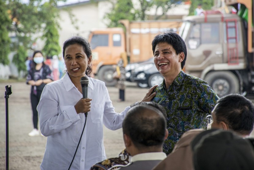 Menteri BUMN Rini Soemarno (kiri) berbincang dengan Direktur Utama Pupuk Indonesia Aas Asikin Idat (kanan) saat meninjau stok pupuk bersubsidi di Gudang Lini III Pasir Hayam, Cianjur, Jawa Barat, Jumat (8/2/2019).