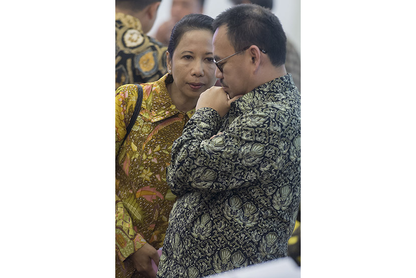 Menteri BUMN Rini Soemarno (kiri) berbincang dengan Menteri ESDM Sudirman Said (kanan) sebelum mengikuti sidang kabinet paripurna di Istana Kepresidenan, Bogor, Jawa Barat, Senin (23/11).