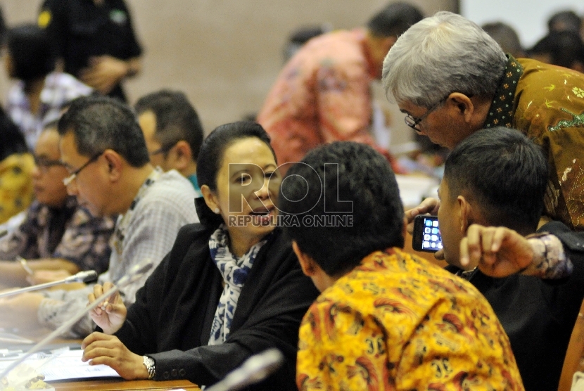   Menteri BUMN Rini Soemarno(kiri) Berbincang saat waktu tenggang tenggang rapat kerja dengan Komisi VI DPR di Kompleks Parlemen Senayan, Jakarta, Selasa (6/10).  (Republika/Rakhmawaty La'lang)