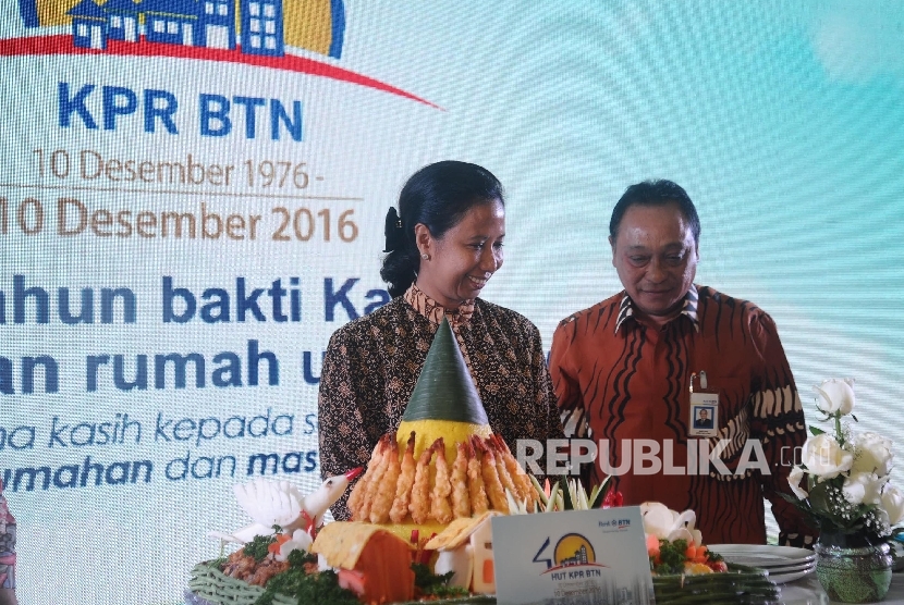 Menteri BUMN Rini Soemarno (kiri) , Dirut Bank BTN Maryono berbincang saat perayaan HUT Kredit Kepemilikan Rumah (KPR) ke 40 tahun di Jakarta, Selasa (13\12). 