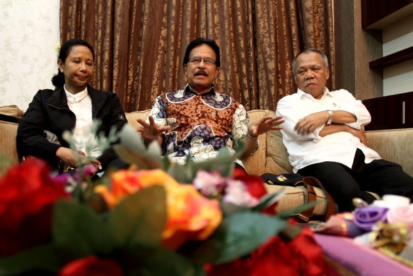 Menteri BUMN Rini Soemarno (kiri), Menteri ATR Sodyan Djalil (tengah) dan Menteri PUPR Basuki Hadimuljono (kanan) memaparkan hasil tinjauan pembangunan proyek jalan tol Pekanbaru-Dumai di Pekanbaru, Riau, Sabtu (8/7). Pada hari yang sama mereka juga mengunjungi proyek jalan tol Binjai-Medan. 