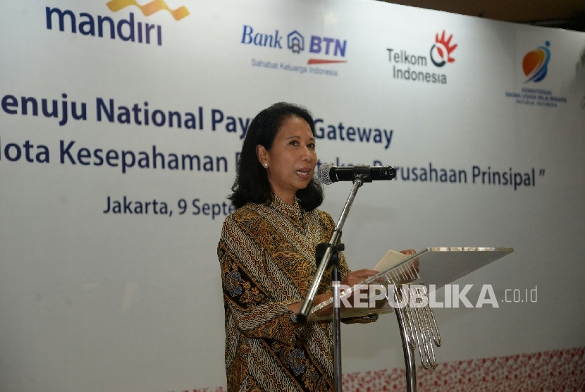 Menteri BUMN Rini Soemarno meberikan sambutan sebelum melaksanakan MoU sinergi pembentukan perusahaan prinsipal di Jakarta, Jumat (9/9