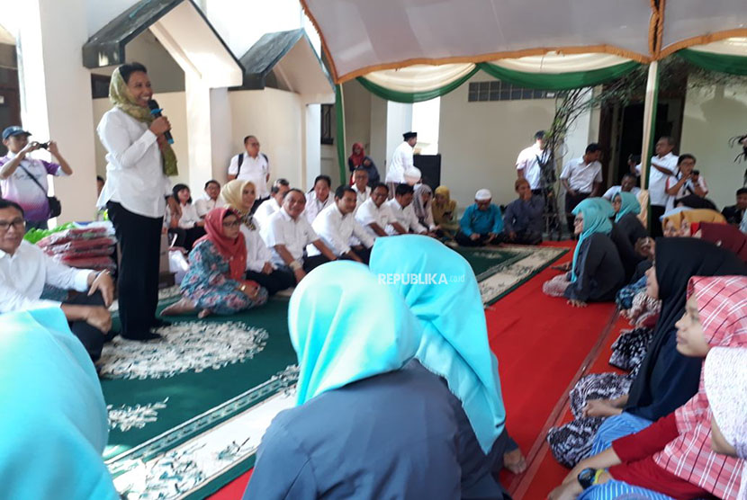 Menteri BUMN Rini Soemarno melakukan kunjungan ke Pondok Pesantren Maslakul Huda, Kabupaten Pati, Jawa Tengah, Jumat (1/6).