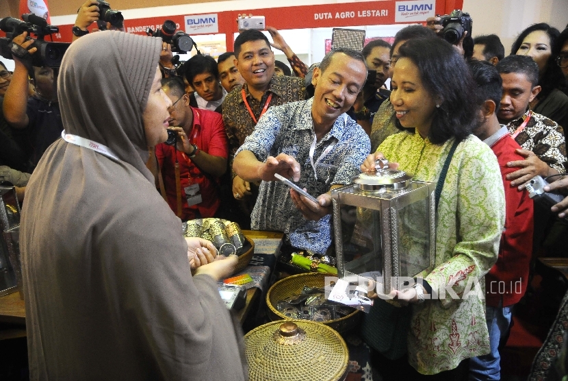 Menteri BUMN Rini Soemarno melihat produk UKM dalam pameran Telkom Craft Indonesia di Jakarta Convention Center (JCC), Senayan, Jakarta, Jumat (10/3).