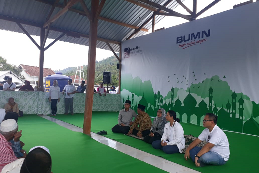 Menteri BUMN Rini Soemarno melihat rumah transisi untuk warga terdampak gempa di Desa Kekait, Kecamatan Gunungsari, Kabupaten Lombok Barat, NTB, Jumat (28/9).  