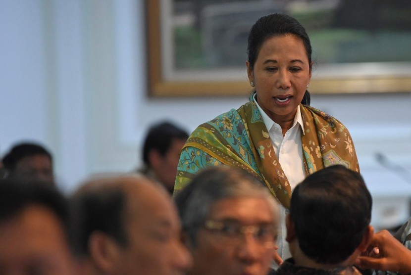 Menteri BUMN Rini Soemarno menghadiri rapat terbatas terkait penyelesaian masalah pertanahan di Kantor Presiden, Jakarta, Jumat (3/5/2019). 