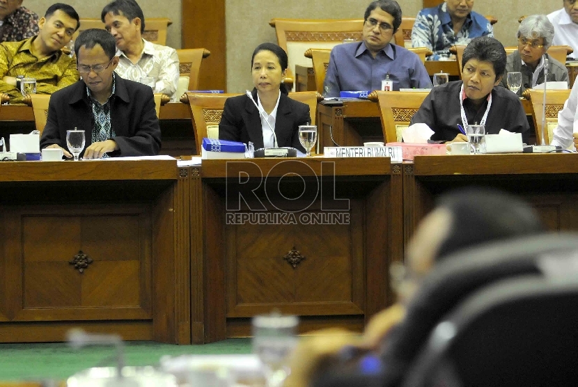 Menteri BUMN Rini Soemarno mengikuti rapat kerja dengan Komisi VI DPR RI di Kompleks Parlemen Senayan, Jakarta, Senin (19/1).(Republika/Agung Supriyanto)