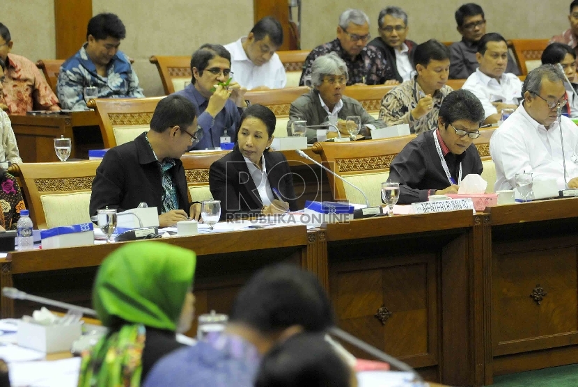 Menteri BUMN Rini Soemarno mengikuti rapat kerja dengan Komisi VI DPR RI di Kompleks Parlemen Senayan, Jakarta, Senin (19/1).(Republika/Agung Supriyanto)