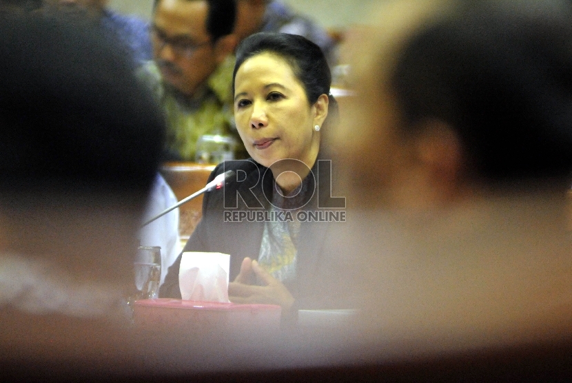 Menteri BUMN Rini Soemarno mengikuti rapat kerja dengan Komisi VI DPR di Kompleks Parlemen, Senayan, Jakarta, Senin (5/10).
