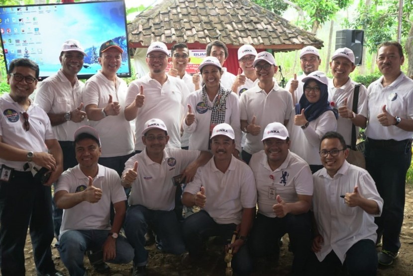 Menteri BUMN, Rini Soemarno, mengunjungi lokasi proyek pembangunan workshop/pabrik kereta api milik PT INKA (Persero) di Desa Ketapang, Kecamatan Kalipuro, Kabupaten Banyuwangi, Jawa Timur. 