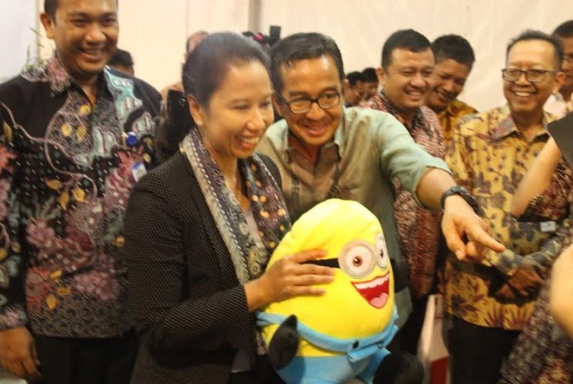 Menteri BUMN Rini Soemarno mengunjungi stan PNM di pameran Indonesia Hebat.