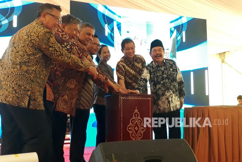 Menteri BUMN Rini Soemarno, Menteri ESDM Ignasius Jonan, Dirut PLN Sofyan Basyir, Sekretaris Daerah Pemprov NTB Rosiady menekan bel tanda dimulai pembangunan PLTMG yang tersebar di Nusa Tenggara (Nusra) di PLTMG PLN Tanjung Karang, Mataram, NTB, Jumat (20/10).