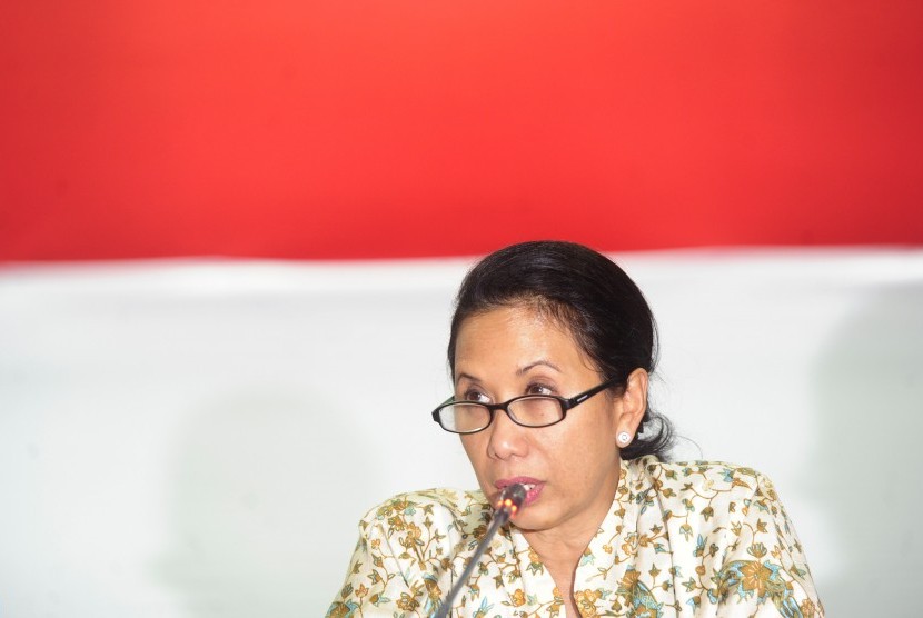 Menteri BUMN Rini Soemarno menyampaikan paparan kinerja BUMN 2015 di Gedung Kementerian BUMN Jakarta, Selasa (19/1). 